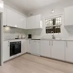 Modern 2-Bed Apartment With Parking Near Bondi Beach