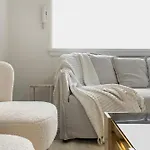 Modern 2-Bed Apartment With Parking Near Bondi Beach